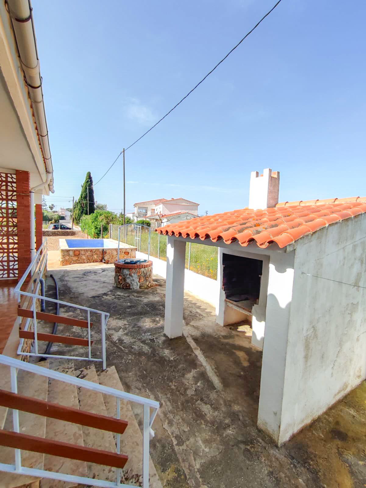 Encanto Mediterráneo con Amplia Parcela en Alcocéber