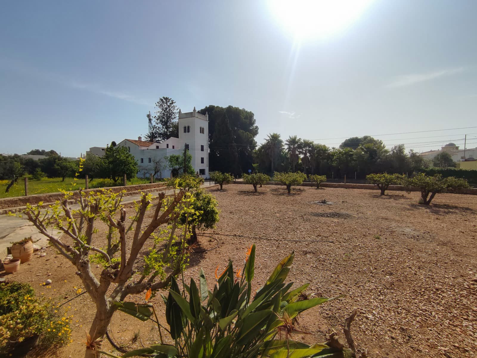 Encanto Mediterráneo con Amplia Parcela en Alcocéber