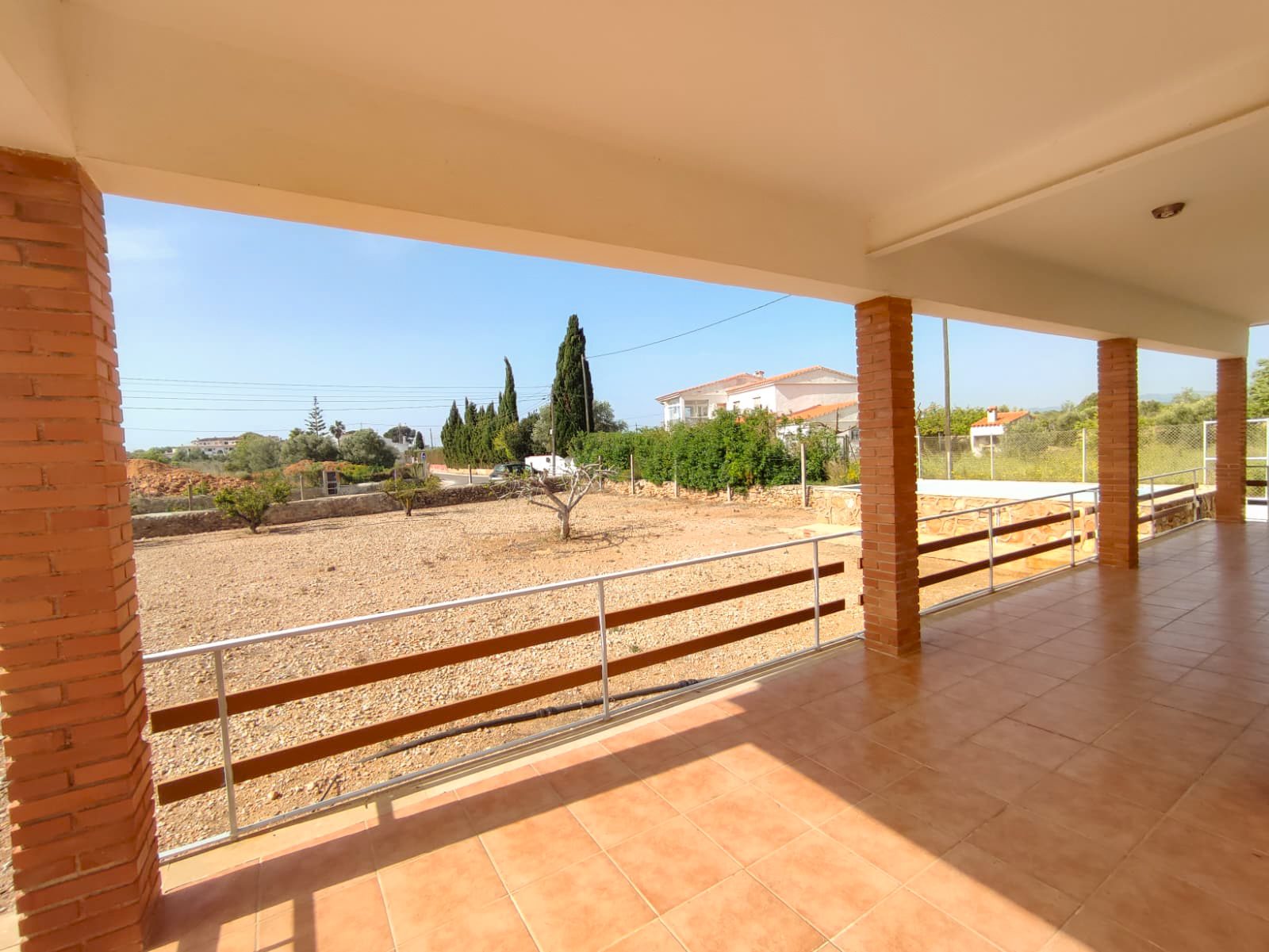 Encanto Mediterráneo con Amplia Parcela en Alcocéber
