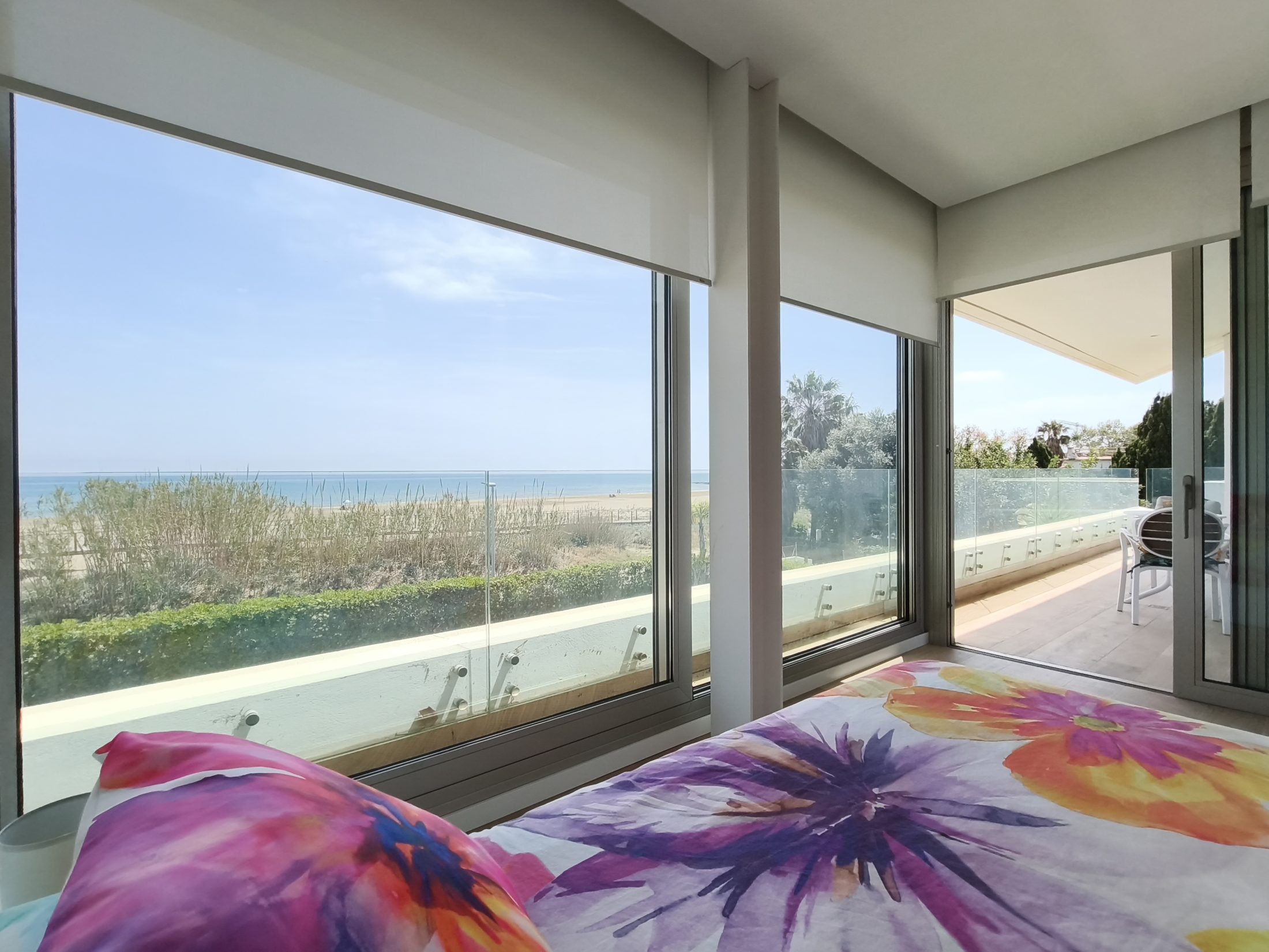 EXLUSIVA VILLA PAREADA EN PRIMERA LÍNEA DE MAR