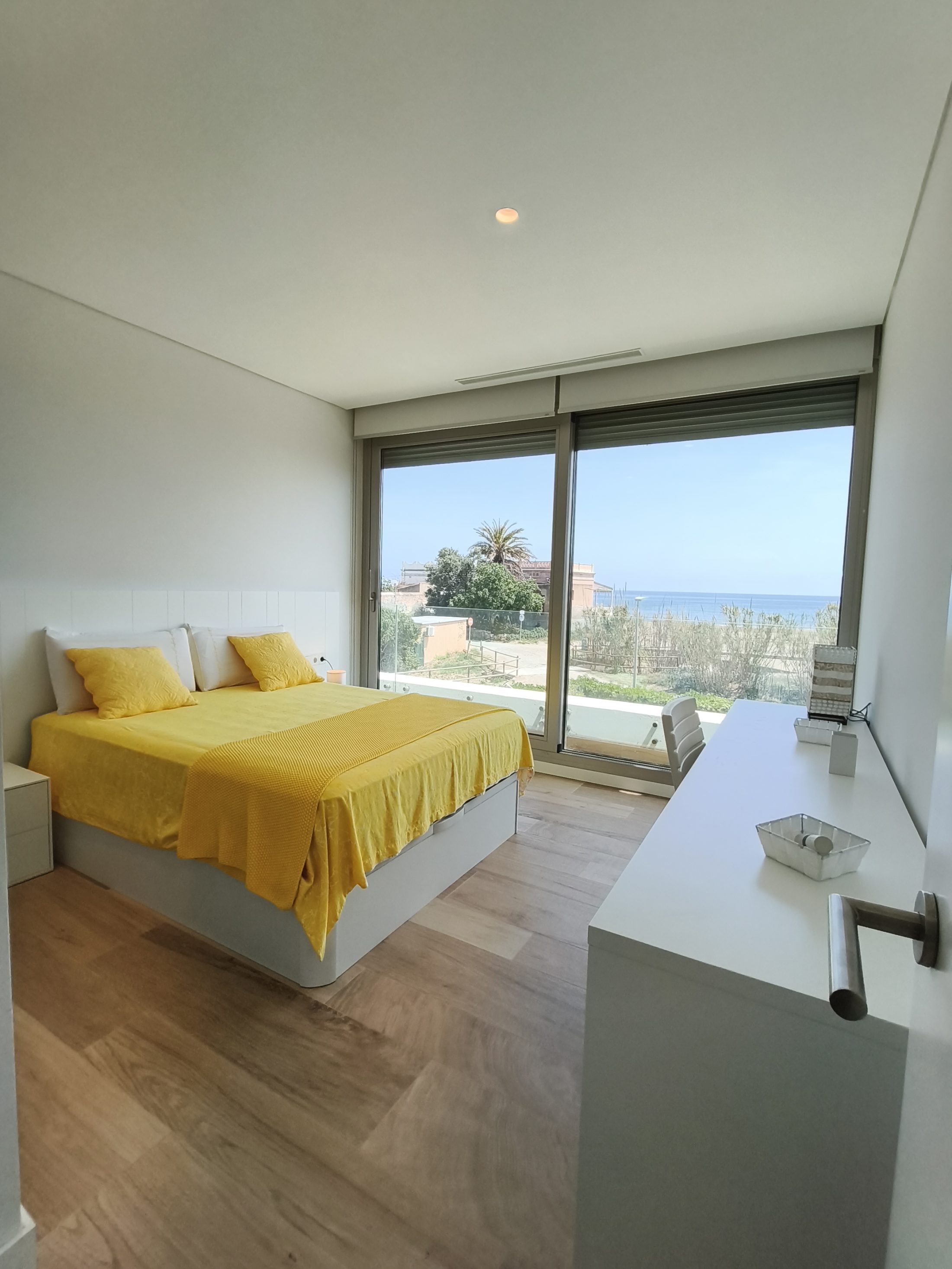 EXLUSIVA VILLA PAREADA EN PRIMERA LÍNEA DE MAR