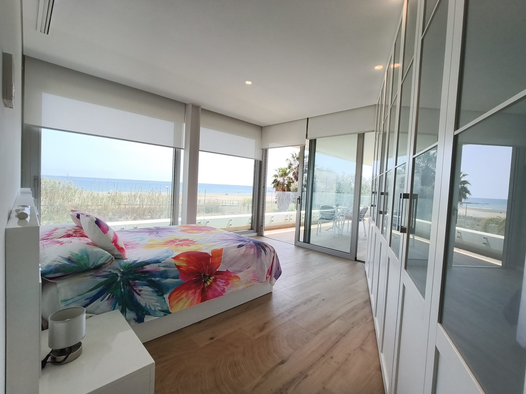 EXLUSIVA VILLA PAREADA EN PRIMERA LÍNEA DE MAR