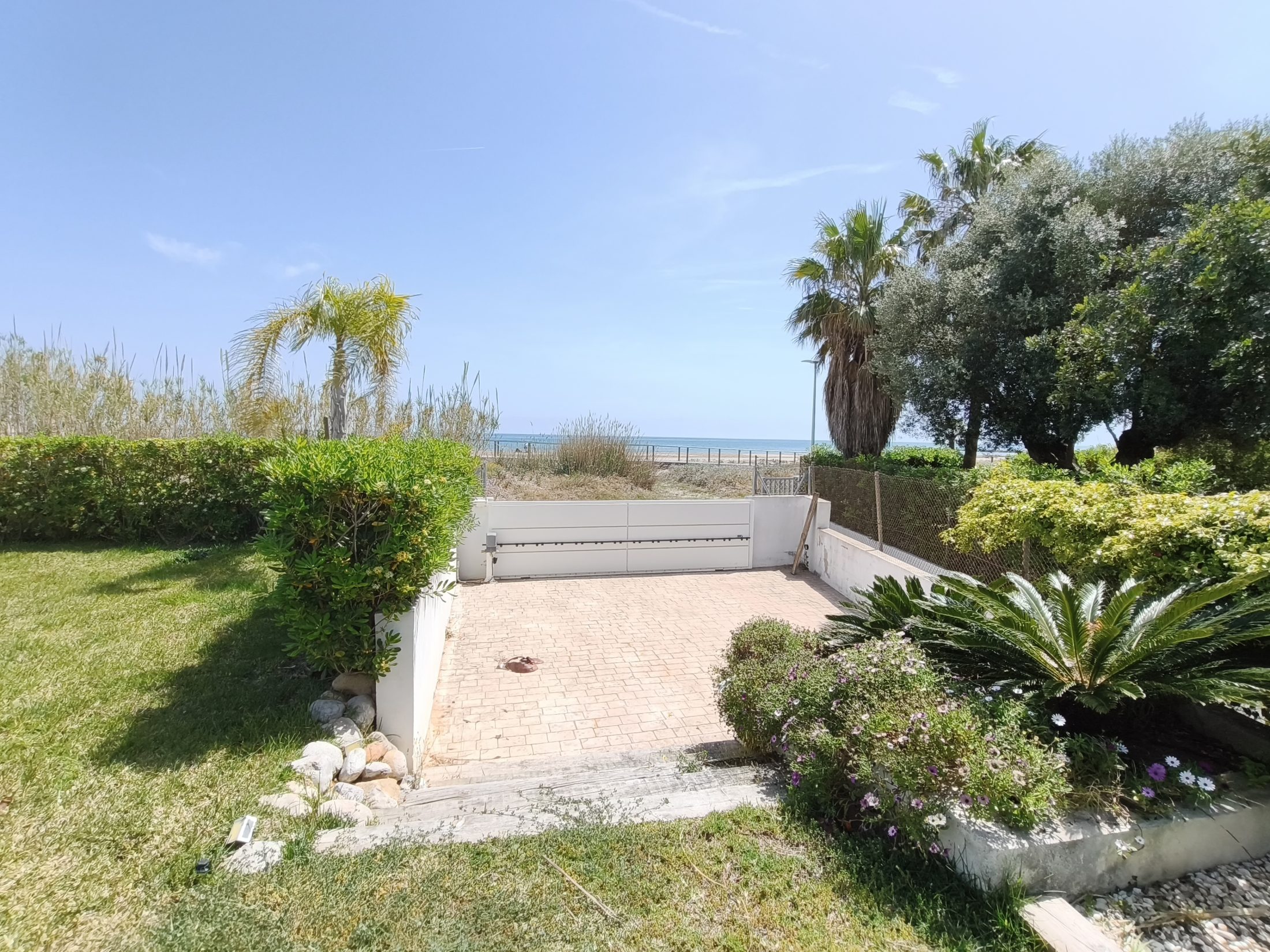 EXLUSIVA VILLA PAREADA EN PRIMERA LÍNEA DE MAR