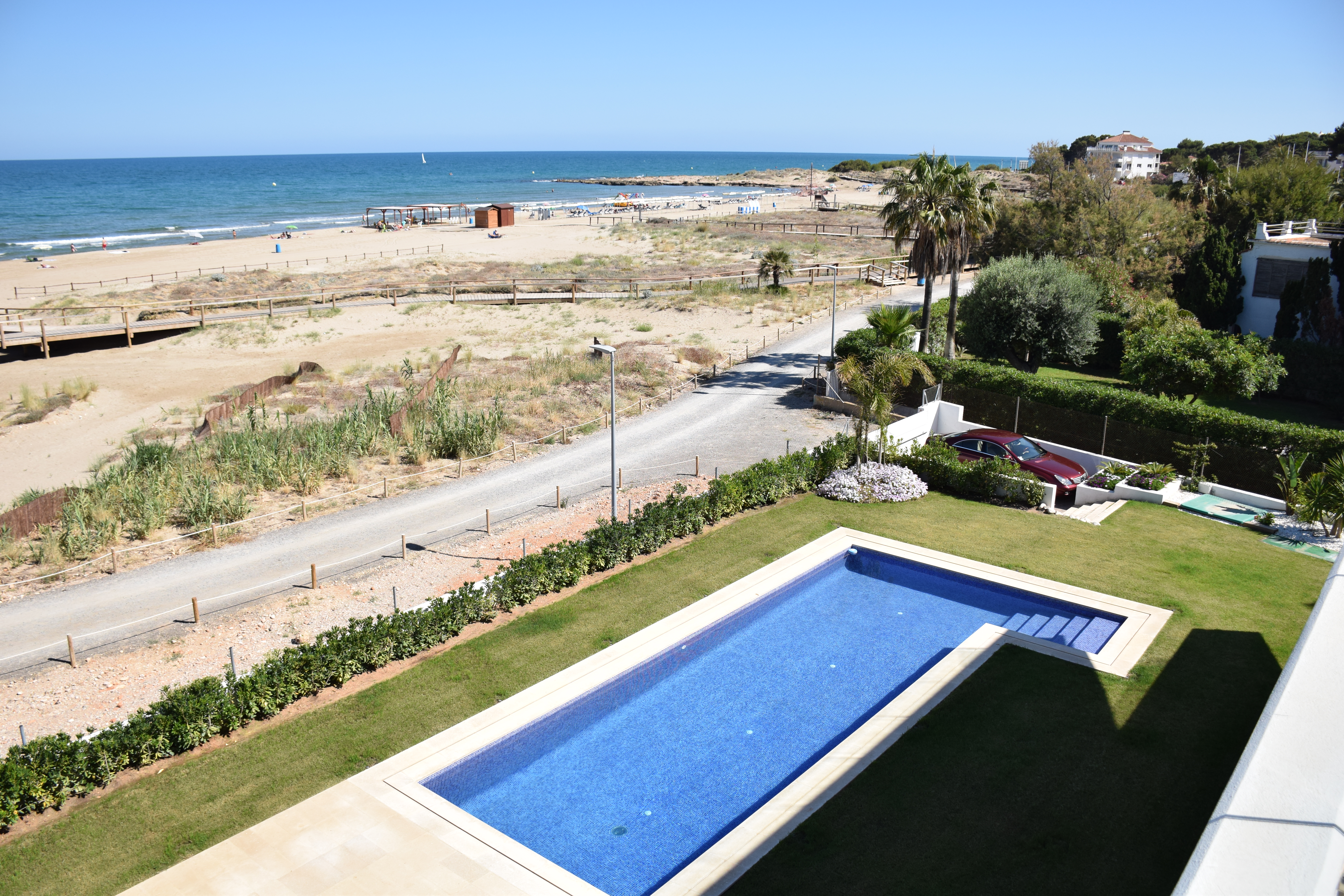 EXLUSIVA VILLA PAREADA EN PRIMERA LÍNEA DE MAR