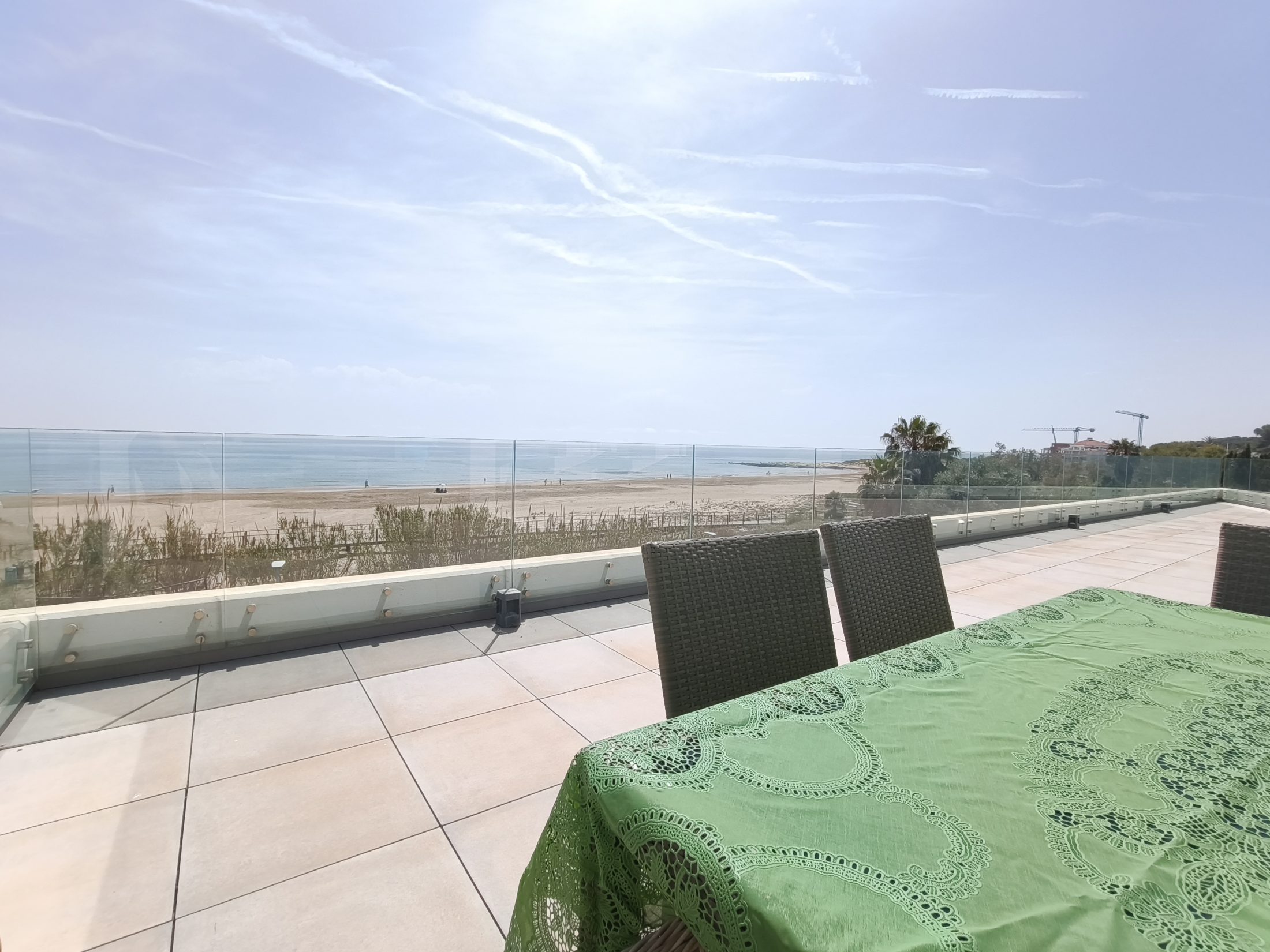 EXLUSIVA VILLA PAREADA EN PRIMERA LÍNEA DE MAR