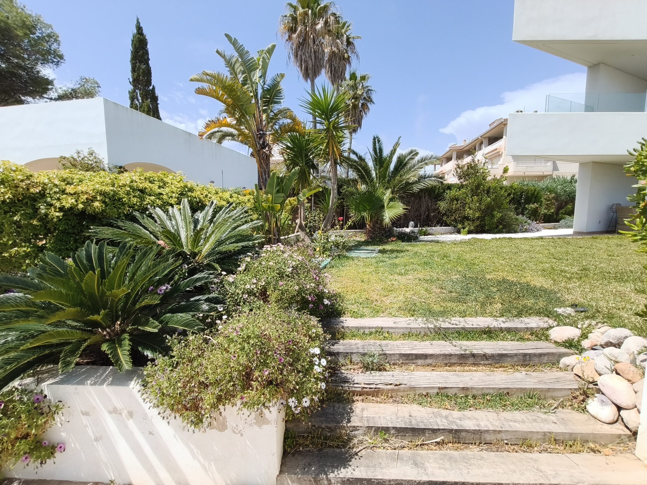 EXLUSIVA VILLA PAREADA EN PRIMERA LÍNEA DE MAR