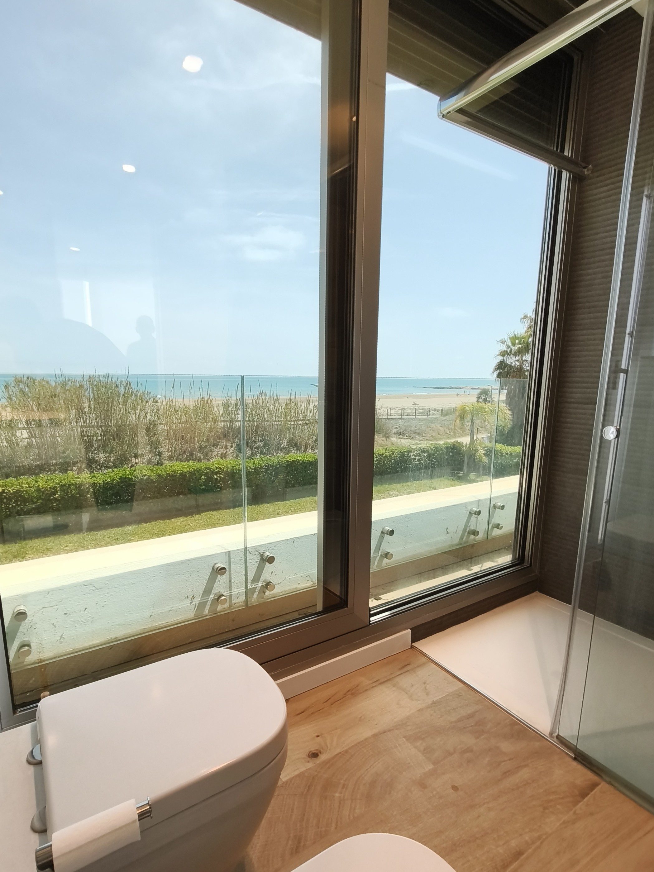 EXLUSIVA VILLA PAREADA EN PRIMERA LÍNEA DE MAR