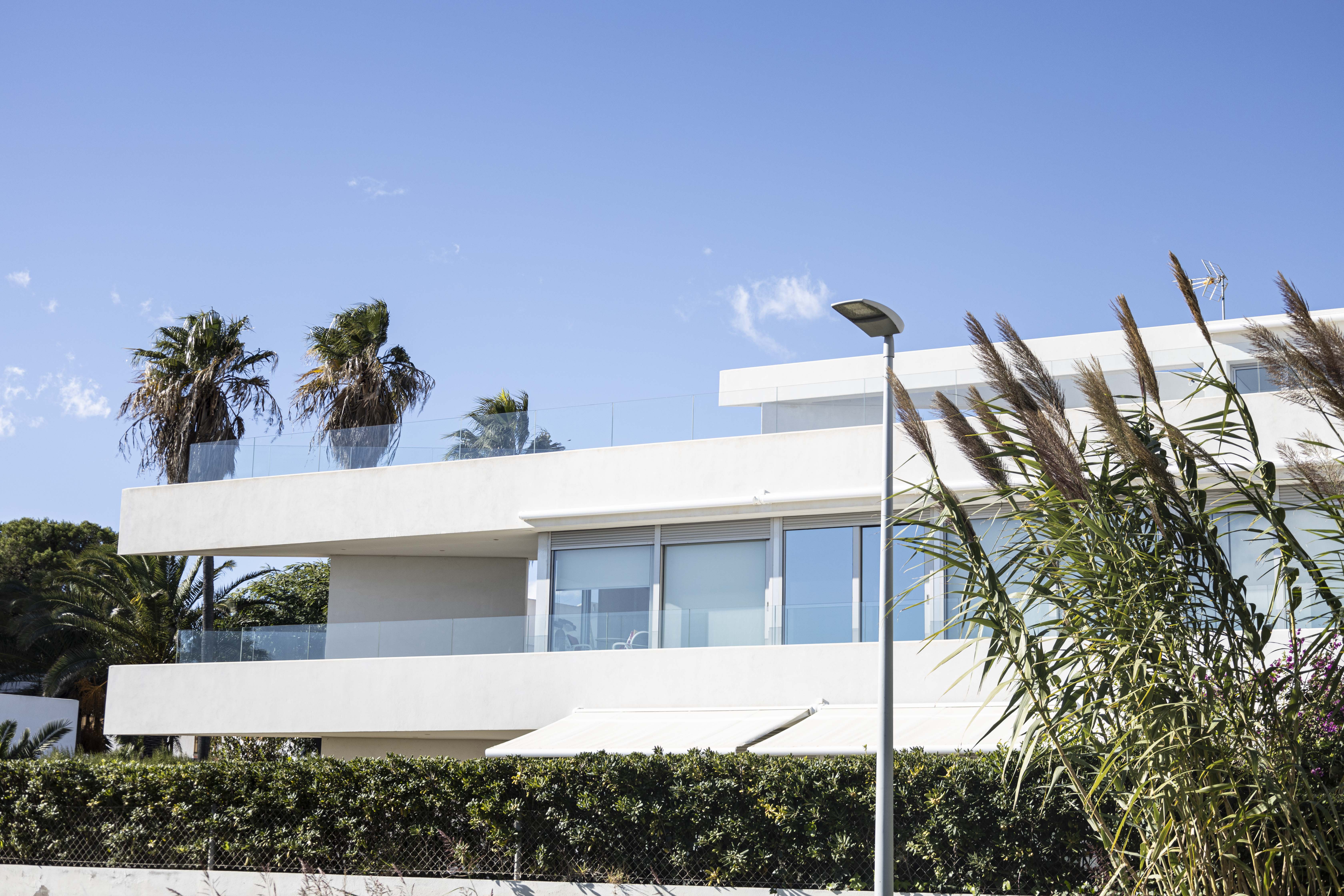 EXLUSIVA VILLA PAREADA EN PRIMERA LÍNEA DE MAR