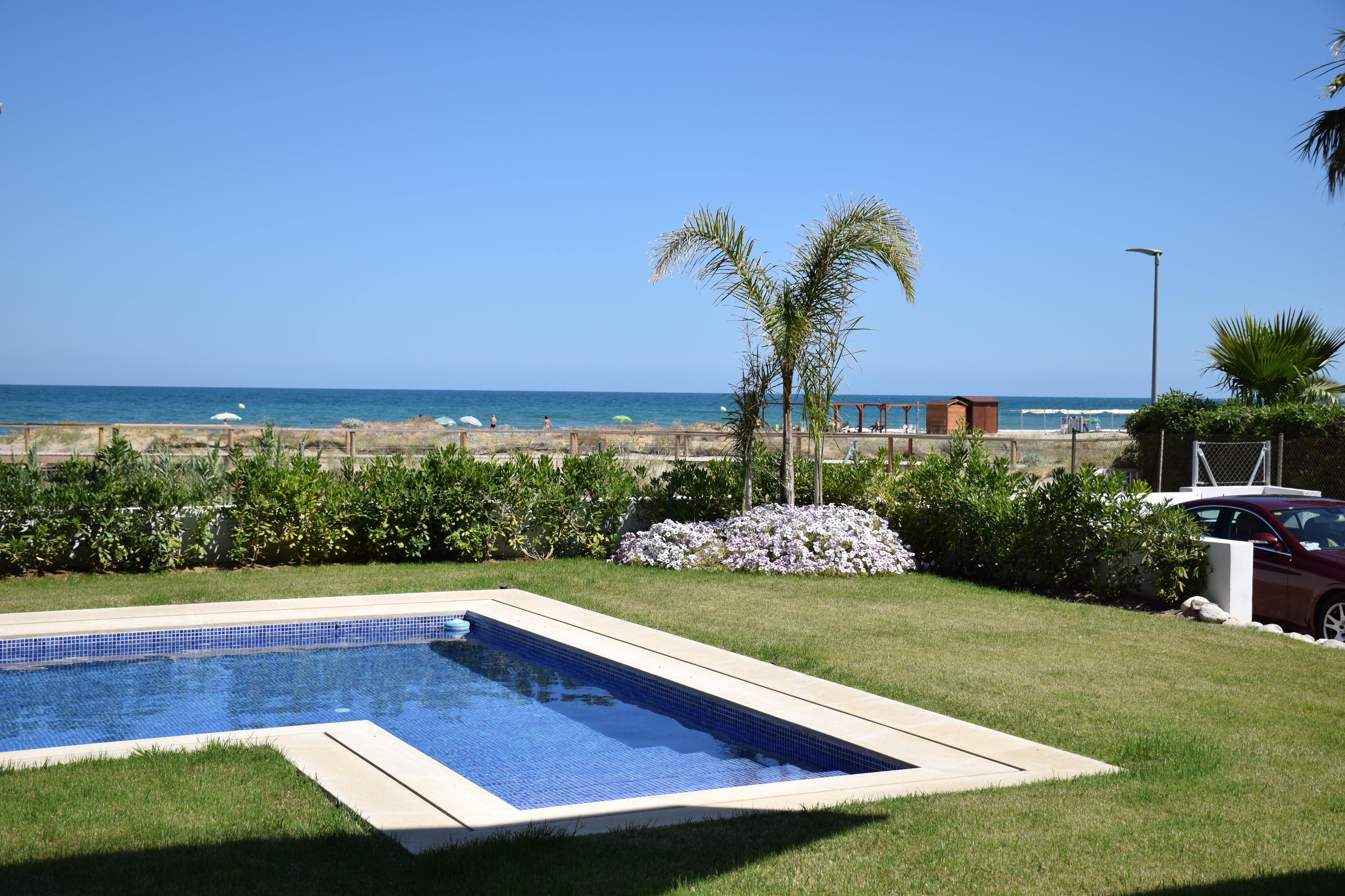 EXLUSIVA VILLA PAREADA EN PRIMERA LÍNEA DE MAR