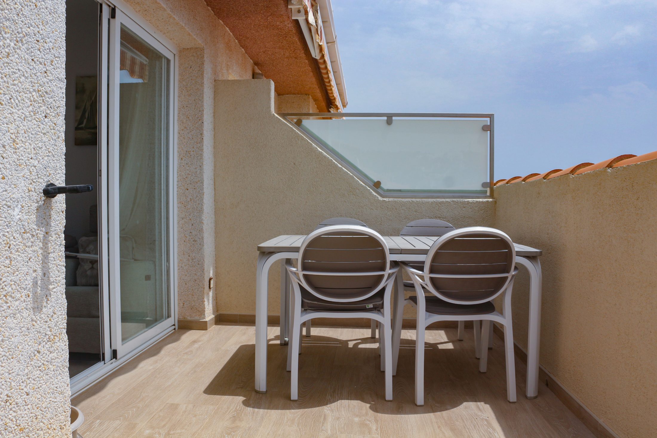 Apartamento con 2 terrazas y vistas al mar y la montaña