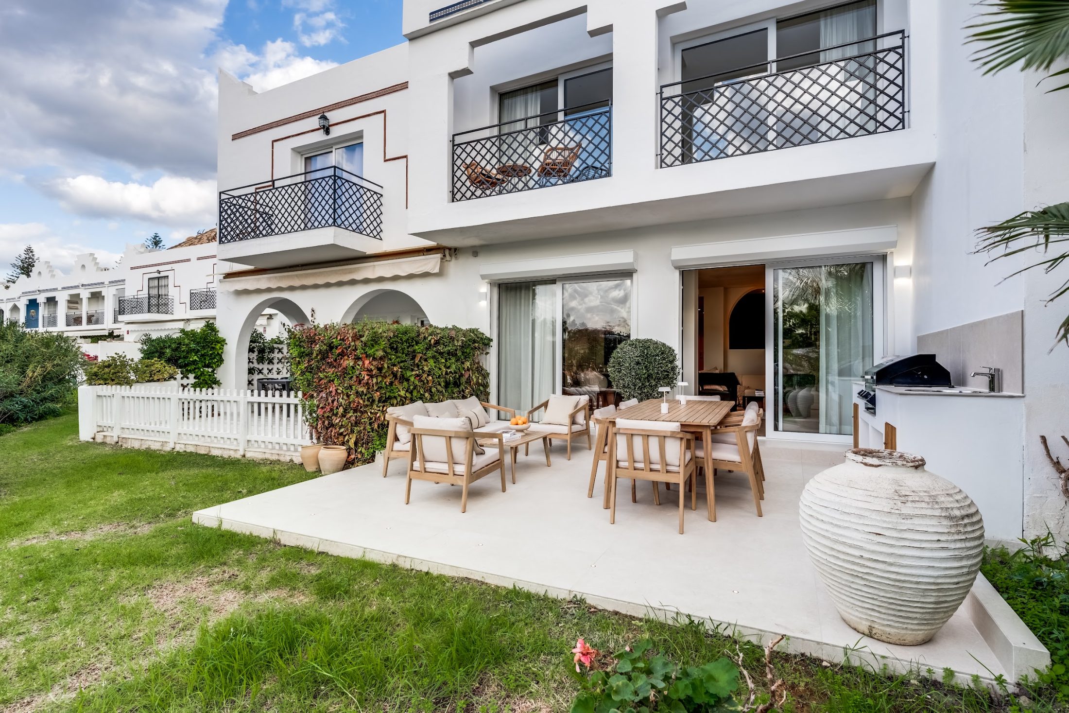 BONITA CASA ADOSADA EN ALOHA PUEBLO