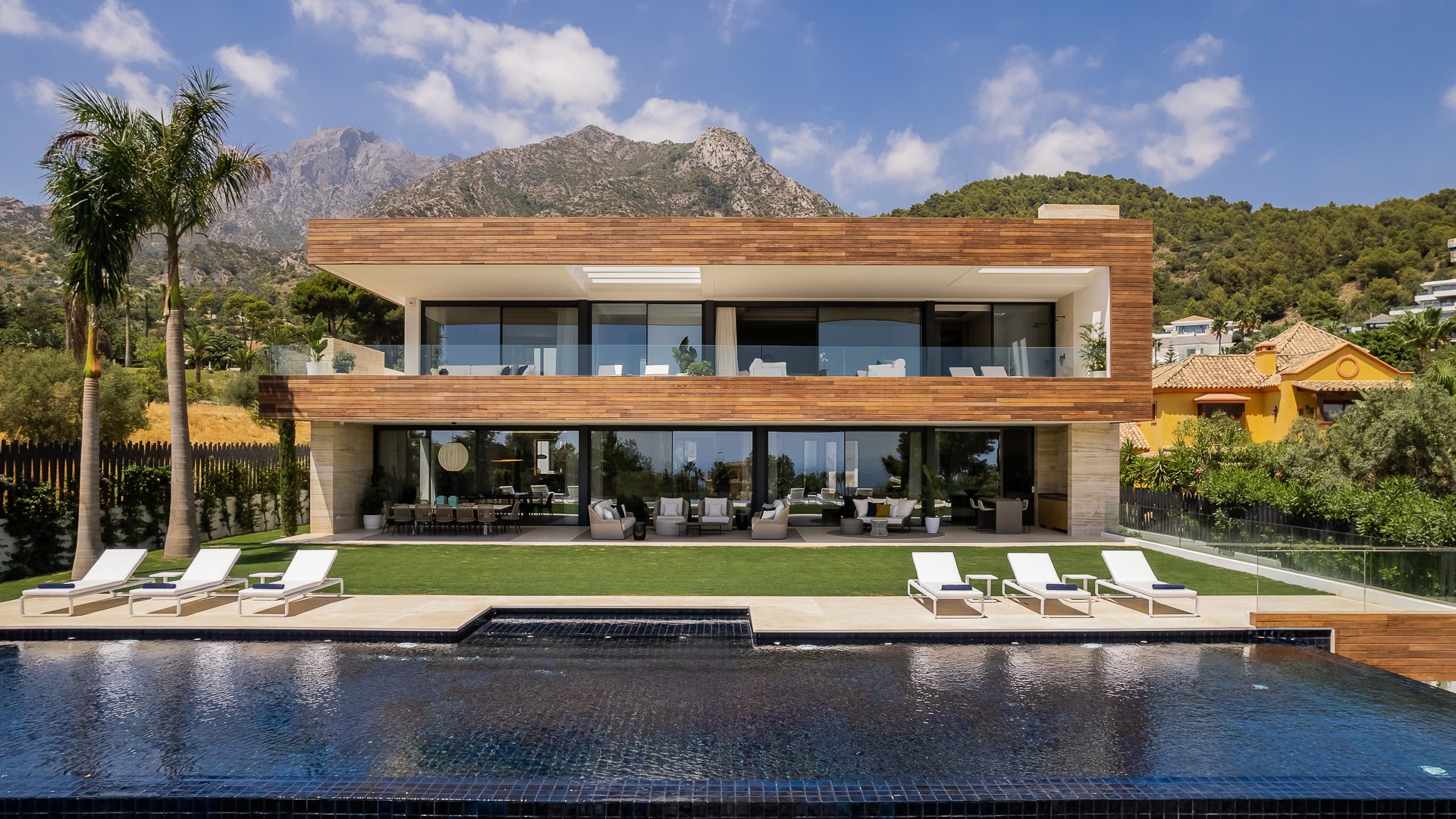 BRAND NEW CONTEMPORARY DESIGN MANSION WITH SEA VIEWS ON THE GOLDEN MILE, MARBELLA